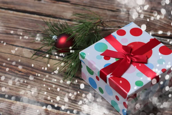 Großaufnahme Eines Geschenks Mit Fichtenzweig Und Rotem Weihnachtskugelschmuck Auf Einem — Stockfoto