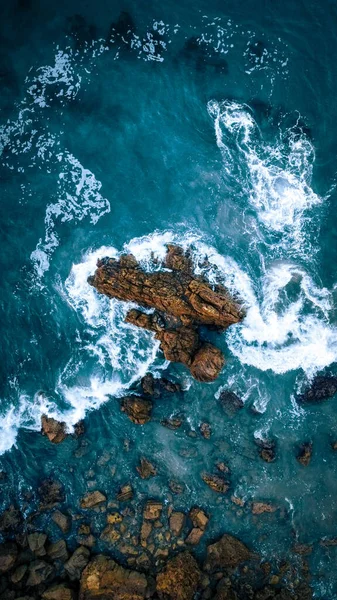 Een Luchtfoto Van Golven Die Een Klein Rotsachtig Eiland Raken — Stockfoto