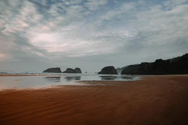 Die Landschaft Eines Strandes Umgeben Von Meer Und Klippen Unter — Stockfoto