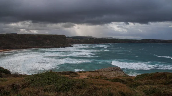 悲観的な日に大きな波と高い崖と美しい海 — ストック写真