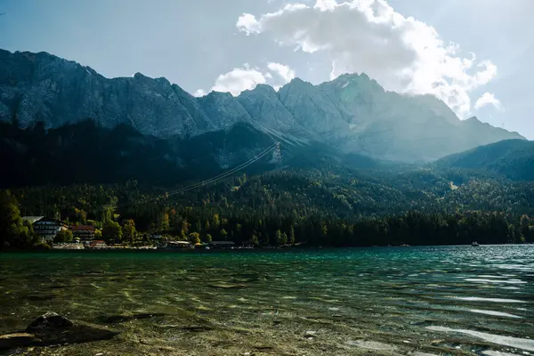 Μια Όμορφη Θέα Στην Κορυφή Του Βουνού Zugspitze Και Λίμνη — Φωτογραφία Αρχείου