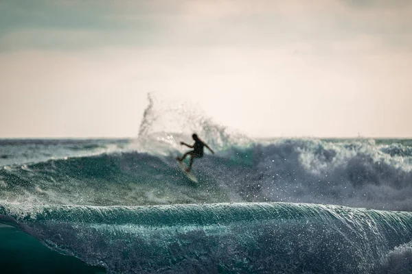 Een Surfer Met Een Gefocuste Golf Voorgrond Montanite Ecuador — Stockfoto