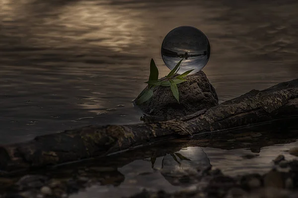 Uma Bola Cristal Uma Pedra Uma Margem Lago — Fotografia de Stock