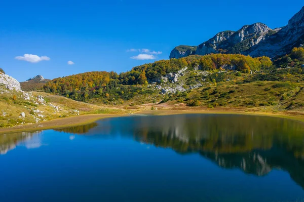 Pemandangan Yang Indah Dari Sebuah Danau Dikelilingi Oleh Pegunungan Yang — Stok Foto