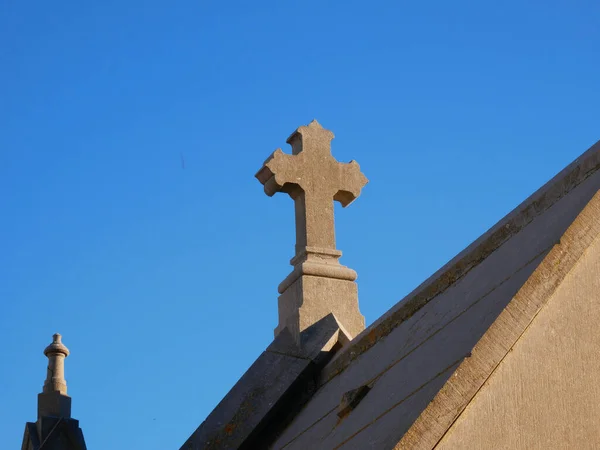Pěkná Fotografie Náboženského Kříže Kameni Výhledem Zdola — Stock fotografie
