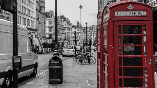 英国泰晤士河畔金斯顿灰色比例的两个选择性红色电话亭的照片 — 图库照片