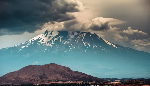 Ein Faszinierender Blick Auf Einen Riesigen Schneebedeckten Berg Mit Einem — Stockfoto