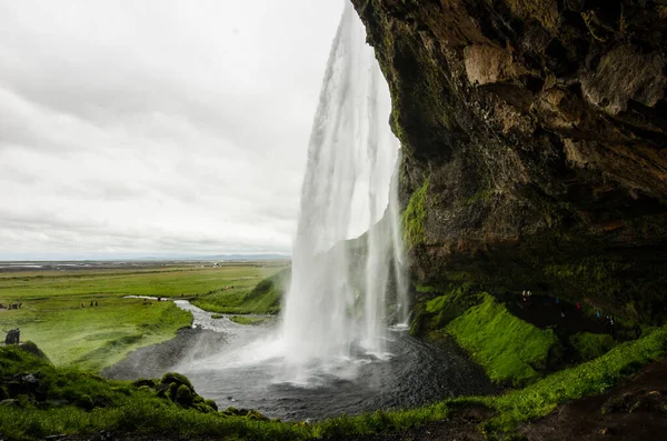 Прекрасний Вид Водоспад Скелі Покриті Мохом — стокове фото