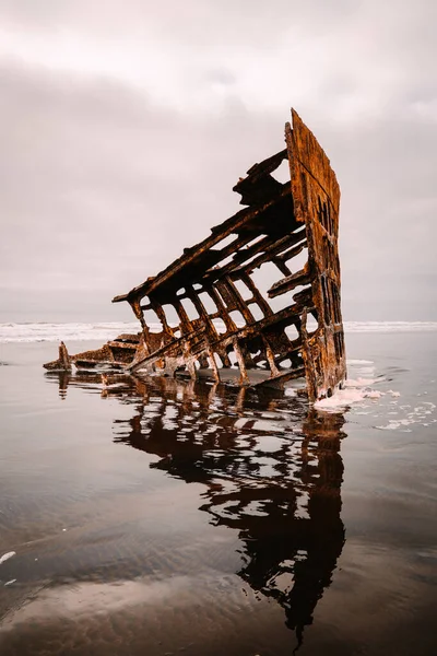 ภาพแนวต งของซากเร อบนชายหาดในสวนสาธารณะ Fort Stevens ในสหร ฐอเมร — ภาพถ่ายสต็อก