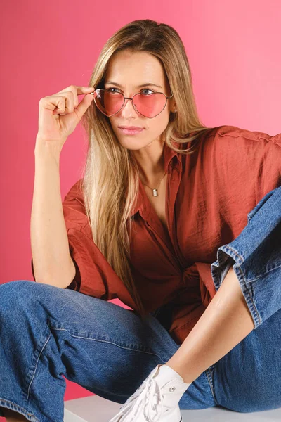 Disparo Vertical Una Atractiva Mujer Caucásica Con Una Camisa Roja — Foto de Stock