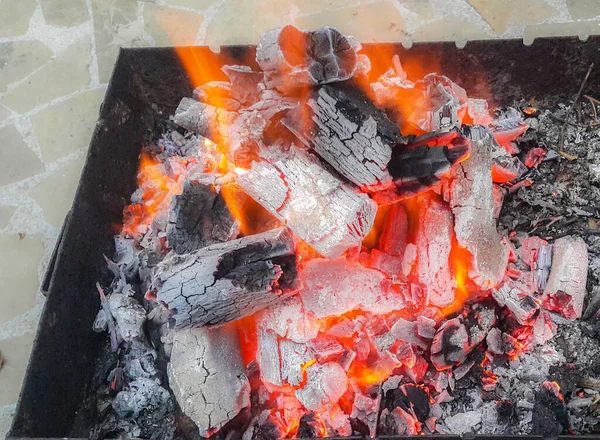 用明火和烟在烧烤壁炉上燃烧和燃烧木炭的特写镜头 — 图库照片