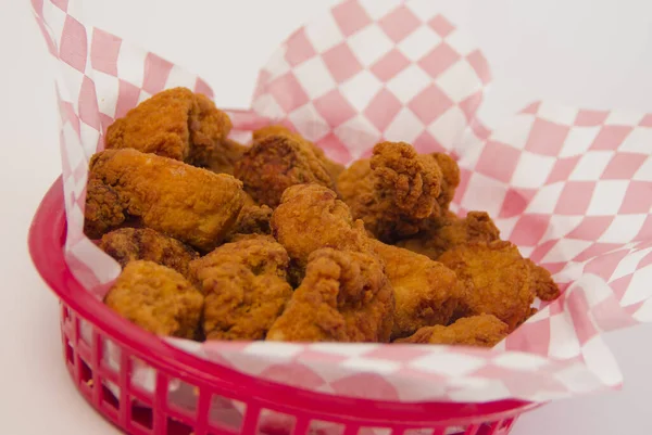 Cesta Pepitas Pollo Deshuesadas Con Papel Patrón Cuadros Sobre Fondo — Foto de Stock