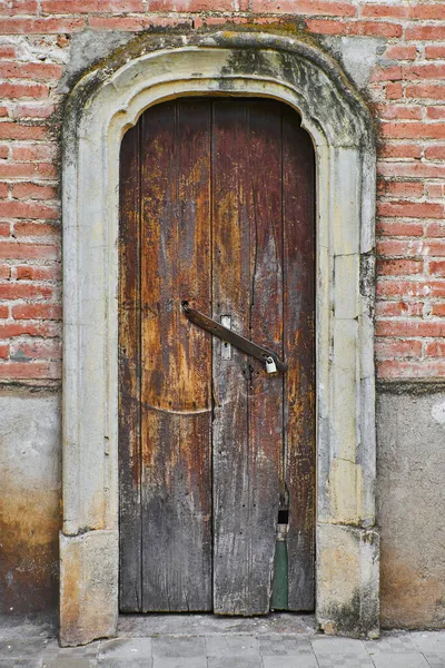 Drewniane Drzwi Zardzewiałą Elewacją Cegły — Zdjęcie stockowe