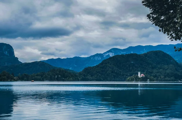 Malowniczy Krajobraz Bled Lake Otoczony Górami Porośniętymi Lasem Słowenia — Zdjęcie stockowe