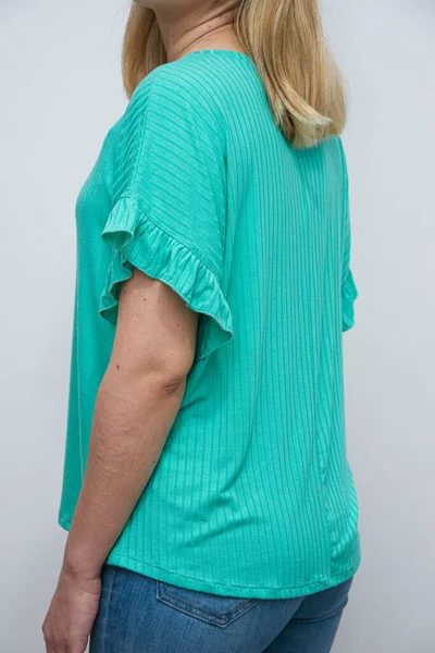 Vertikal Bild Kvinna Poserar Grön Skjorta Med Utsvängda Korta Ärmar — Stockfoto