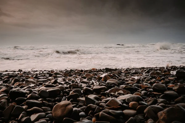 Een Landschap Van Een Kustlijn Bedekt Met Kiezelsteentjes Omringd Door — Stockfoto