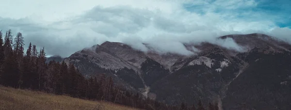 Ein Schöner Blick Auf Die Berge Unter Dem Bewölkten Himmel — Stockfoto