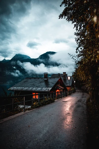 Hermoso Paisaje Nocturno Del Paisaje Urbano Hallstatt Austria —  Fotos de Stock