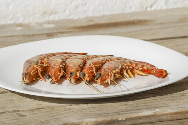 Crevettes Tigrées Fraîches Dans Une Assiette Pas Encore Cuites — Photo
