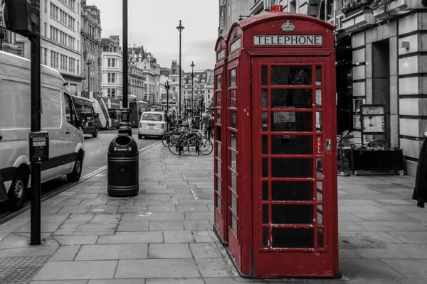 Selektywne Kolorowe Ujęcie Kabin Telefonicznych Szarości Kingston Thames Wielka Brytania — Zdjęcie stockowe