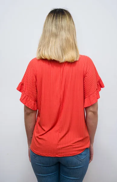 Vertikal Bild Kvinna Poserar Röd Skjorta Med Utsvängda Korta Ärmar — Stockfoto