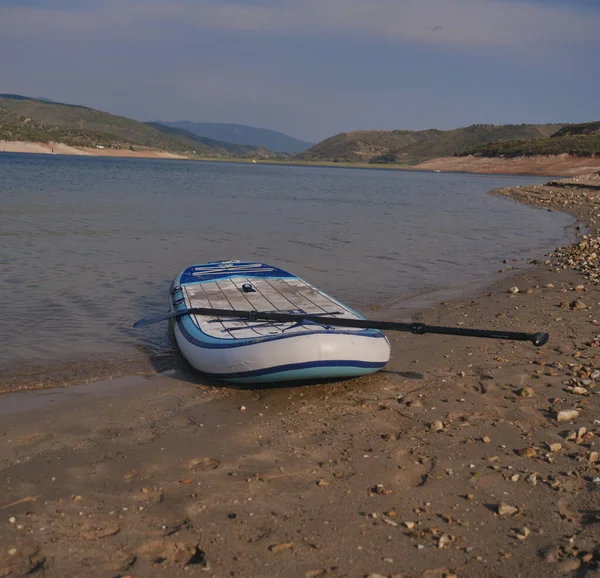Надувная Лодка Веслом Песчаном Пляже — стоковое фото
