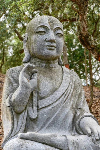 Plano Vertical Una Antigua Estatua Buda Jardín Zen — Foto de Stock