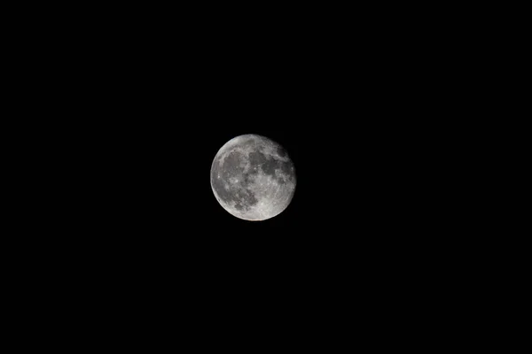 在漆黑的夜晚可以清楚地看到满月 — 图库照片