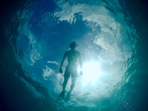 Tiro Ângulo Baixo Homem Mergulhador Está Mergulhando Fundo Grande Oceano — Fotografia de Stock