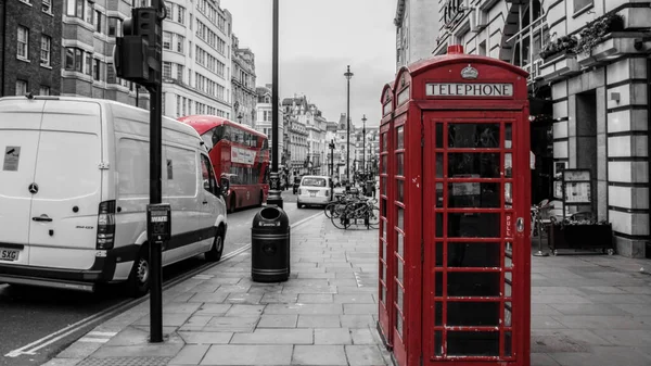 Selektywne Kolorowe Ujęcie Kabin Autobusowych Telefonicznych Szarości Kingston Thames Wielka — Zdjęcie stockowe