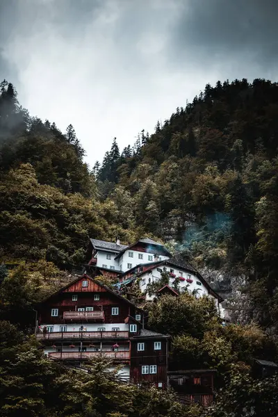 奥地利哈尔斯塔特市美丽的夜景 — 图库照片