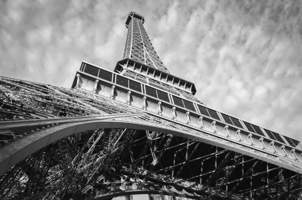 Plano Escala Grises Bajo Ángulo Famosa Torre Eiffel París Francia — Foto de Stock