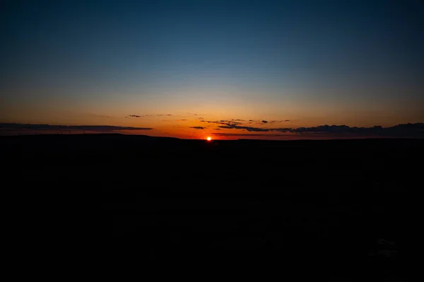 Μια Μαγευτική Θέα Των Πρώτων Ακτίνων Του Ήλιου Στον Τομέα — Φωτογραφία Αρχείου