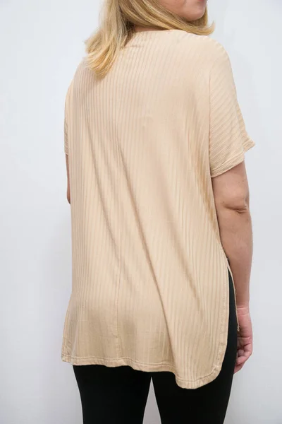 Vertikal Bild Kvinna Poserar Ljusbrun Skjorta Med Utsvängda Korta Ärmar — Stockfoto