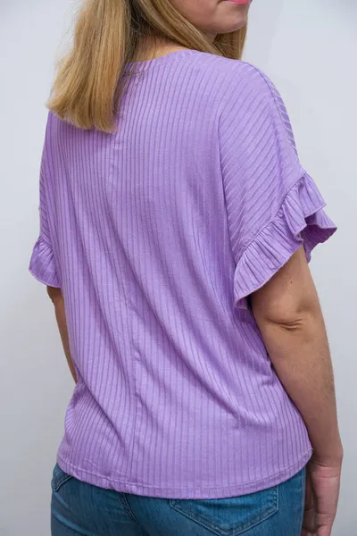 Vertikal Bild Kvinna Poserar Lila Skjorta Med Utsvängda Korta Ärmar — Stockfoto