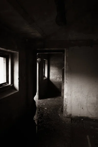 Вертикальный Снимок Заброшенной Темной Комнаты Грязным Полом Старой Стеной — стоковое фото