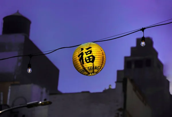 Eine Nahaufnahme Einer Brennenden Gelben Laterne Die Einem Draht Chinatown — Stockfoto