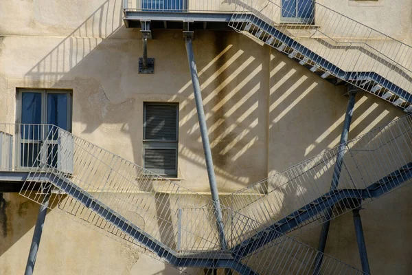Красивый Снимок Здания Лестницей Открытом Воздухе — стоковое фото
