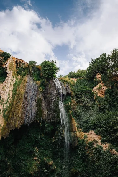 Eine Vertikale Aufnahme Eines Wasserfalls Unter Einem Bewölkten Himmel Einem — Stockfoto