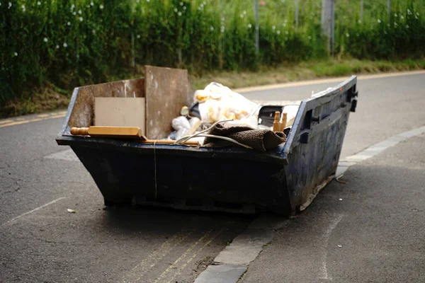 Yoldaki Paslı Konteynırdaki Çöpün Yakın Plan Fotoğrafı — Stok fotoğraf