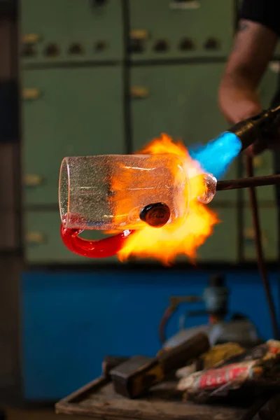 Vertikale Aufnahme Eines Glasbläsers Der Der Werkstatt Ein Glas Mit — Stockfoto