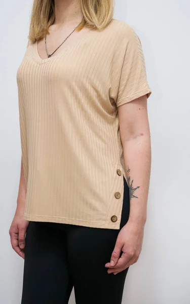 Vertikal Bild Kvinna Som Bär Beige Skjorta Isolerad Vit Bakgrund — Stockfoto