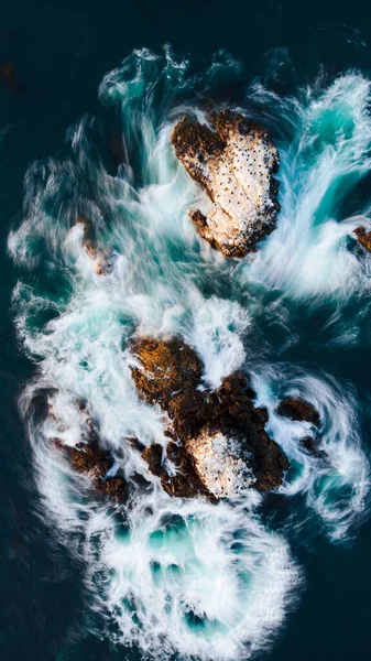 Dalgaların Hava Görüntüsü Küçük Kayalık Bir Adaya Çarpıyor — Stok fotoğraf