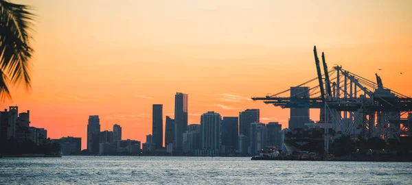 Una Splendida Vista Paesaggio Urbano Con Grattacieli Sul Lago Tramonto — Foto Stock