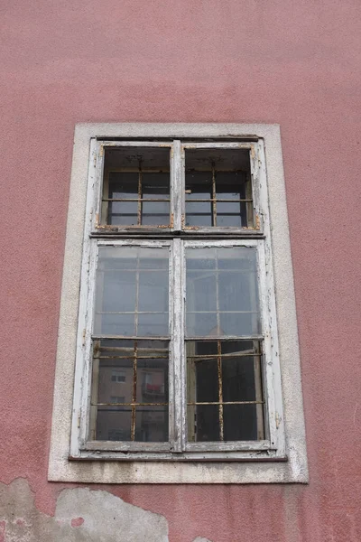 Eine Vertikale Aufnahme Eines Alten Fensters — Stockfoto