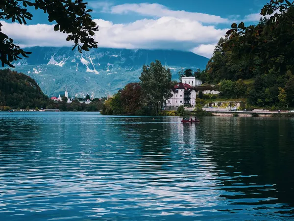 슬로베니아 숲으로 뒤덮인 산들로 둘러싸인 드레드 호수의 아름다운 — 스톡 사진