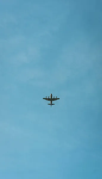 Ένα Χαμηλό Πλάνο Ενός Στρατιωτικού Αεροσκάφους Που Πετά Κάτω Από — Φωτογραφία Αρχείου