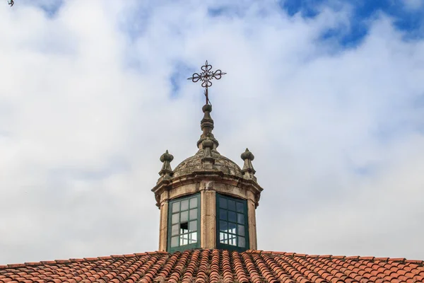 窓と十字架を持つ教会のドーム — ストック写真