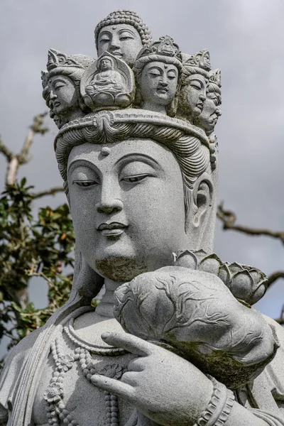 Een Verticaal Shot Van Een Oeroud Boeddhabeeld Een Zen Tuin — Stockfoto