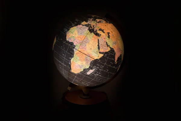 Een Closeup Shot Van Een Globe Zwarte Achtergrond — Stockfoto